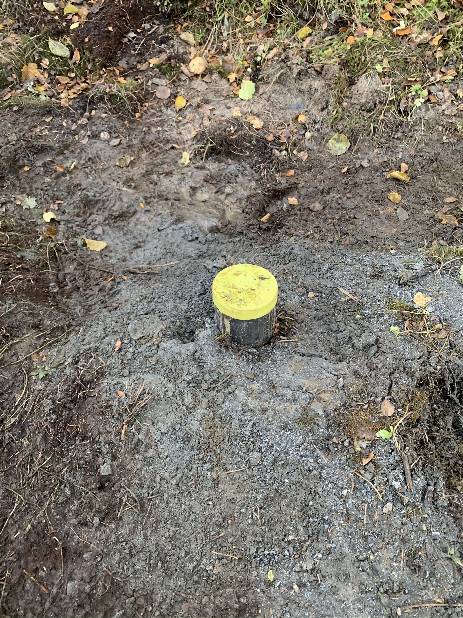 Ferdig borehull med gult lokk — og litt vann som fant veien opp