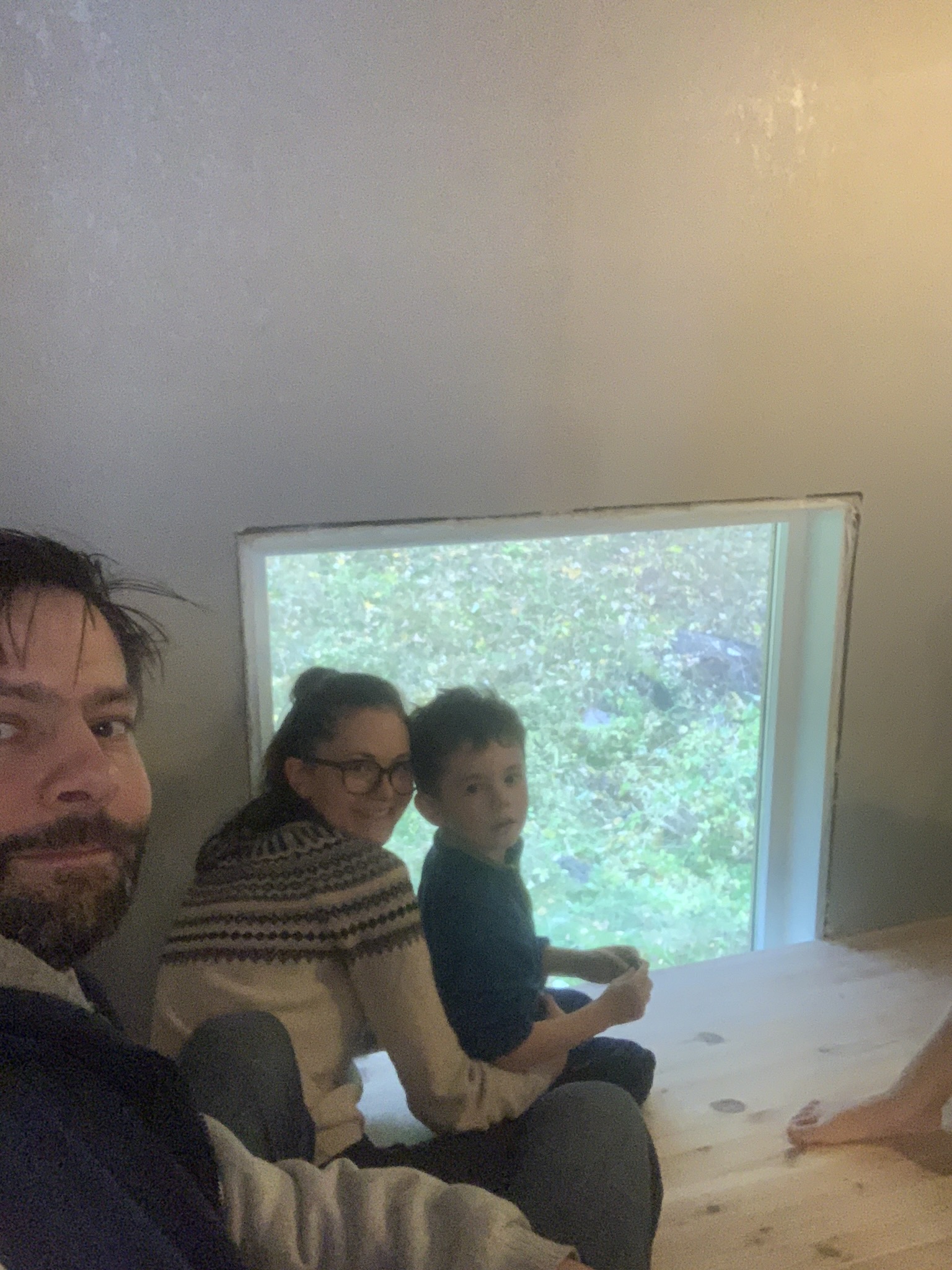 Familien følger spent med fra trappevinduet