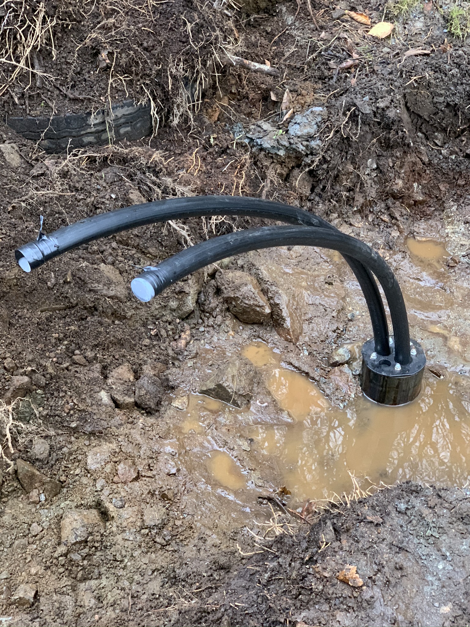 Svarte kollektorrør koblet til brønnhodet