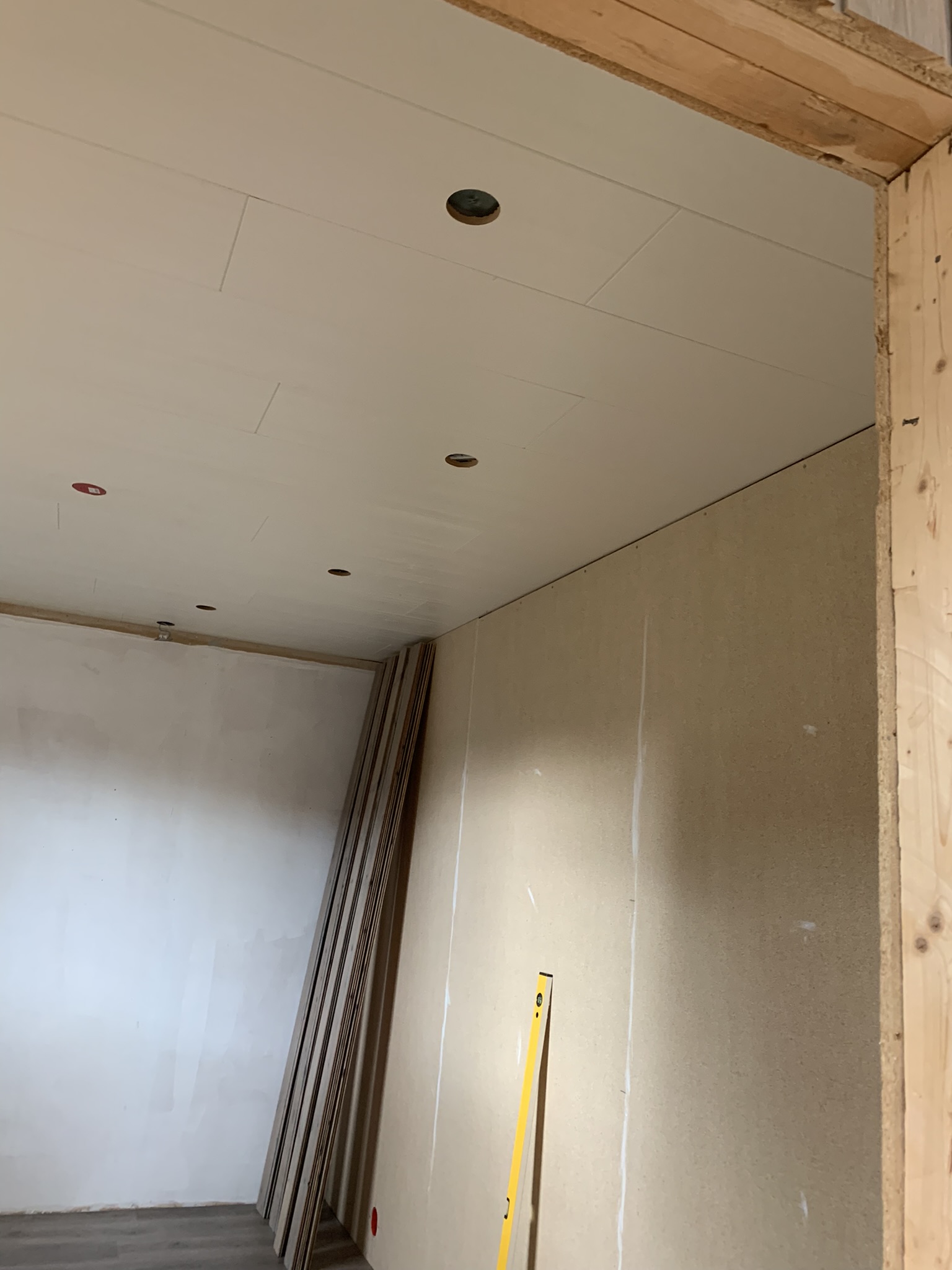 Takpanela med bora hull for downlights