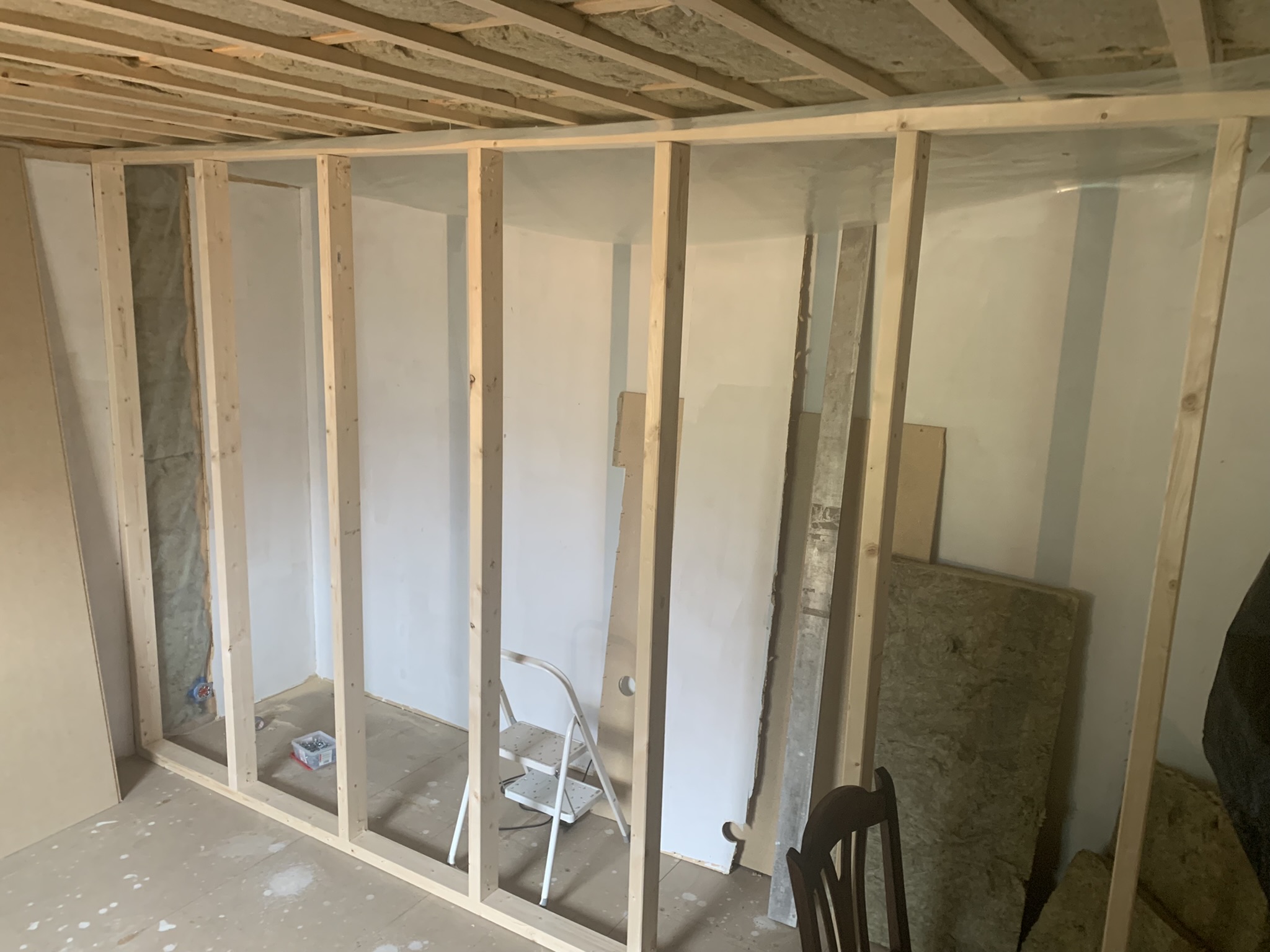 Veggramme med isolasjon på plass