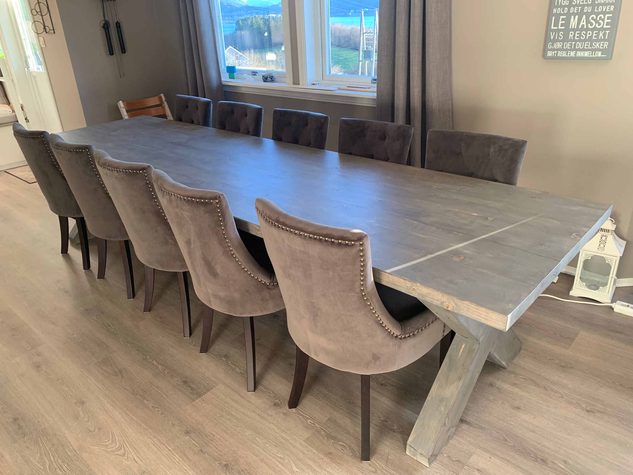 Ferdig spisbord i dagslys med fjell og fjord i bakgrunnen