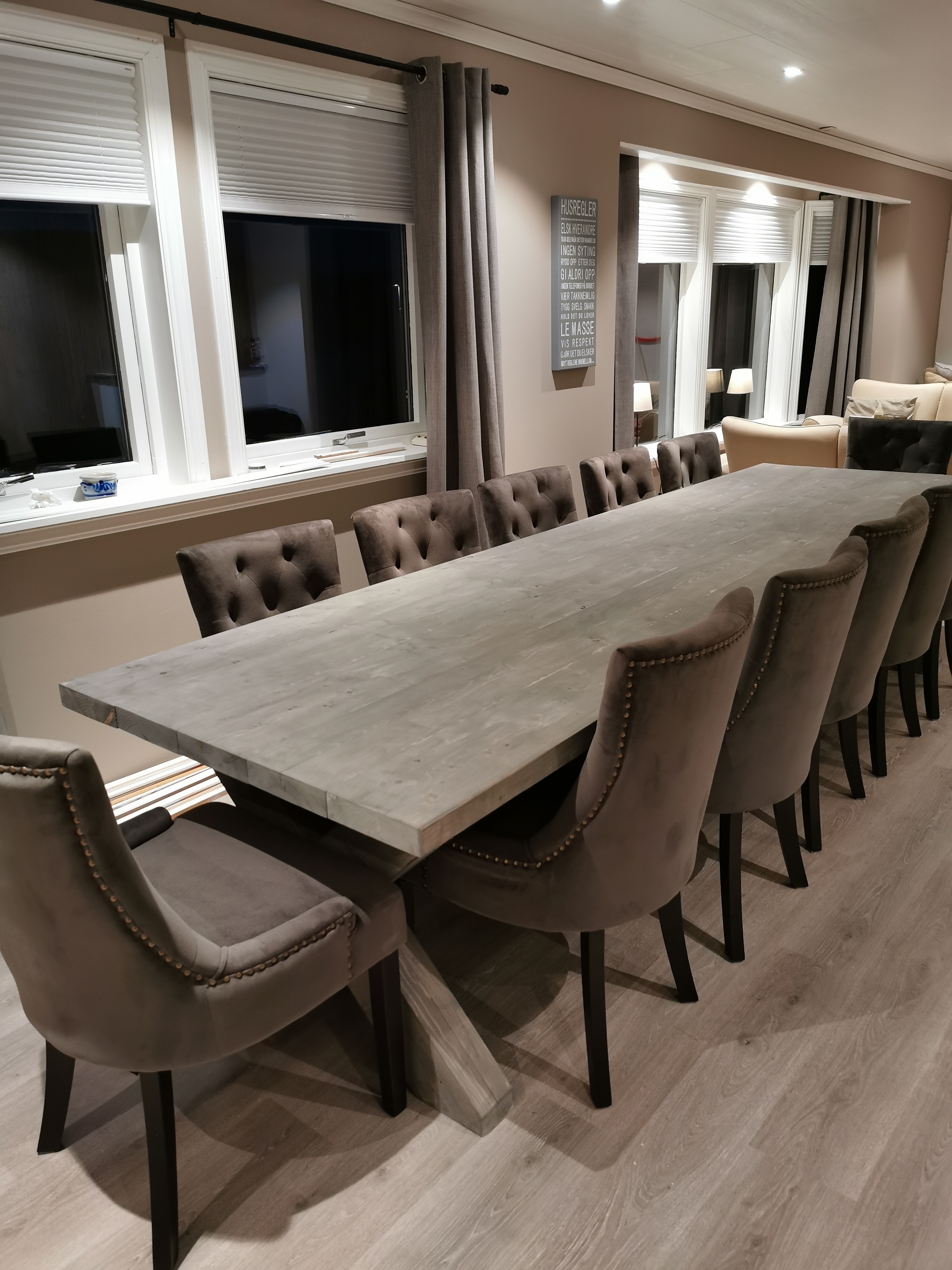 Ferdig bord i kveldsbelysning med fløyelsstoler