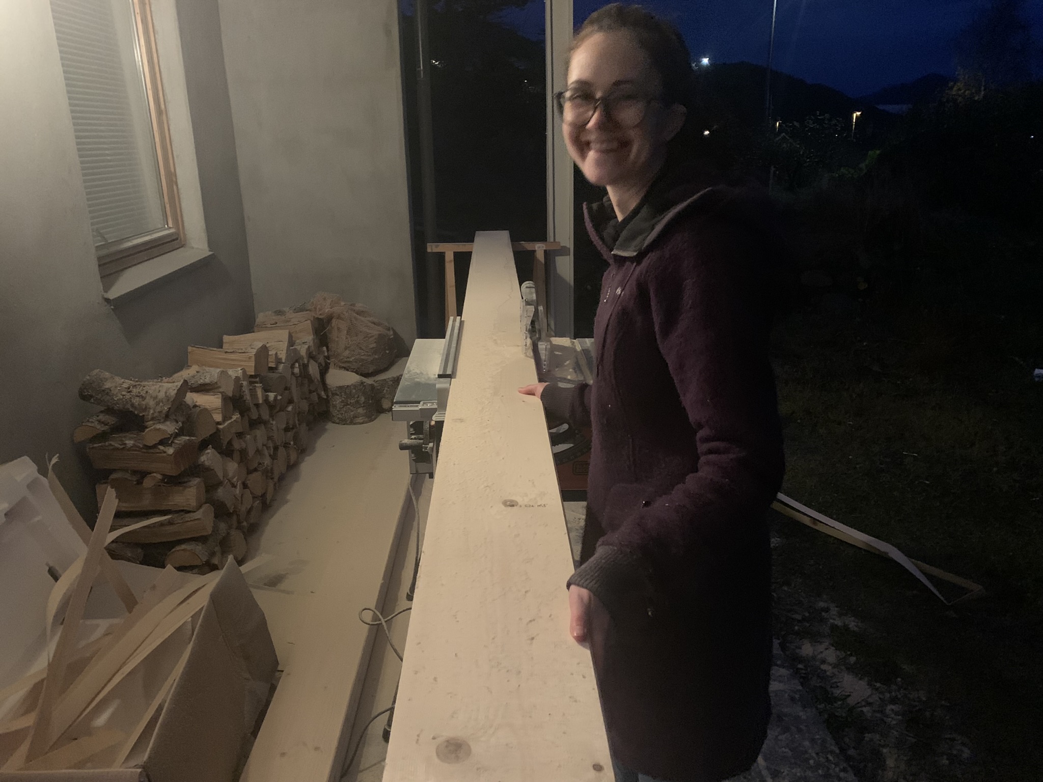 Høvling av furuplank ute i skumringen