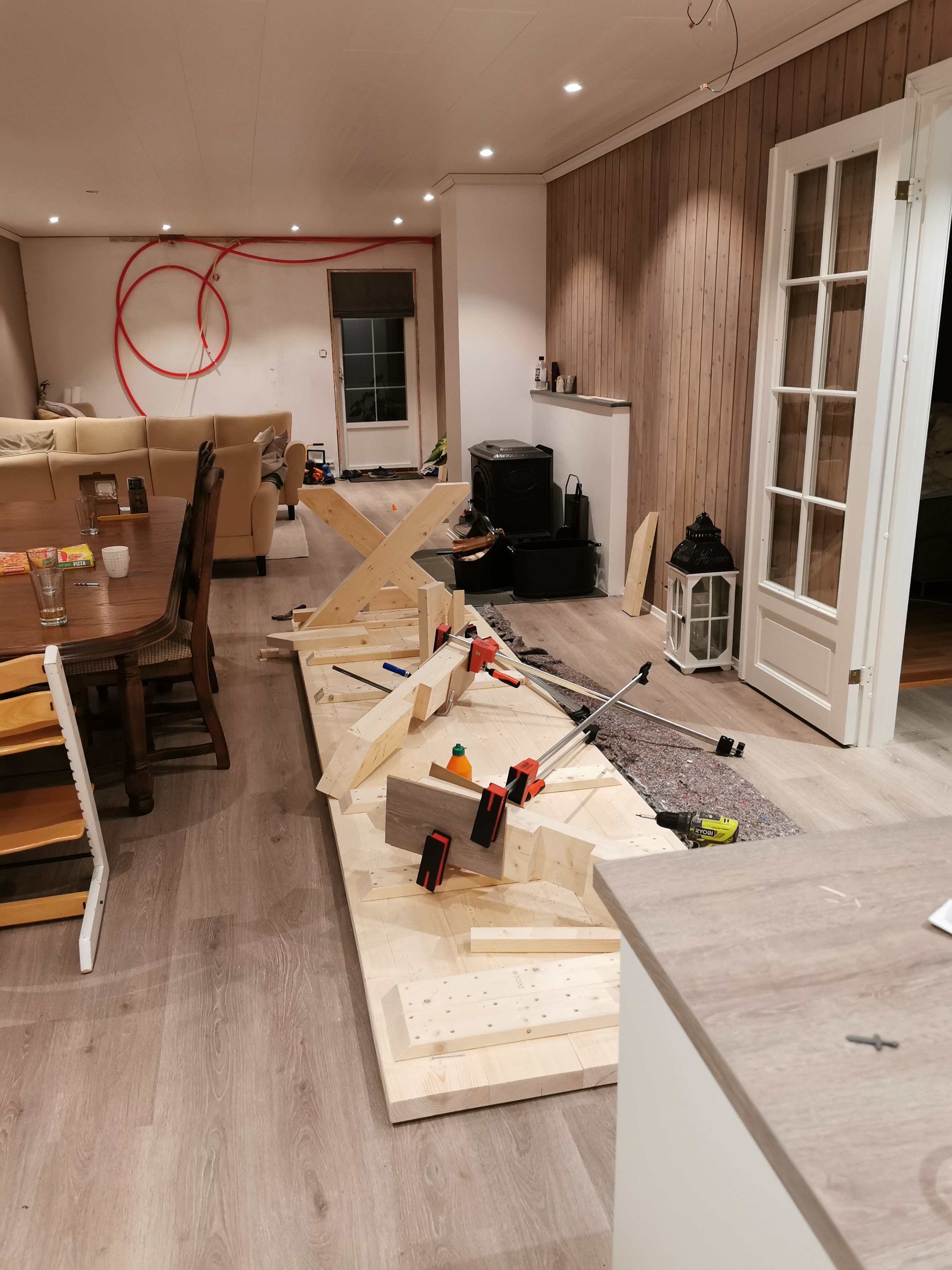 Montering av bord opp-ned i stua