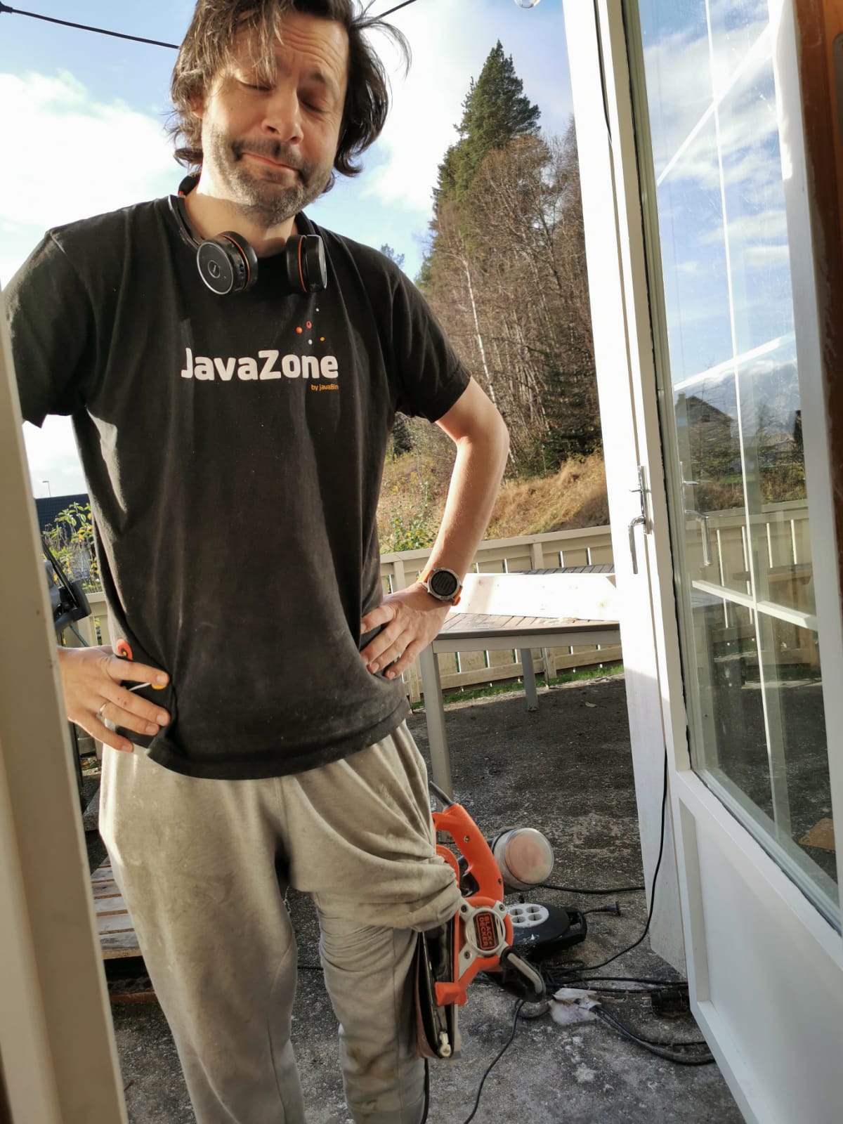 Sliping av bordplata ute med slipemaskin