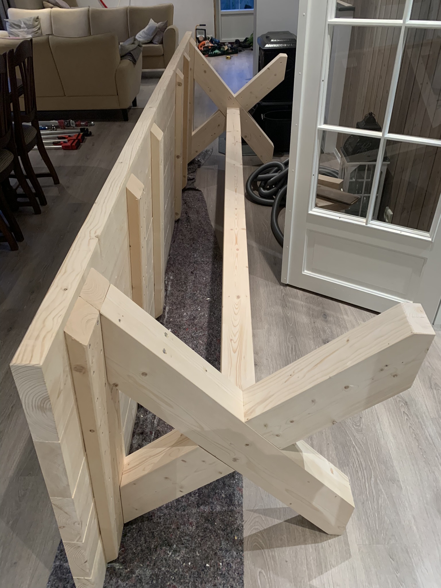 X-bein-rammen stående, begge bein på plass