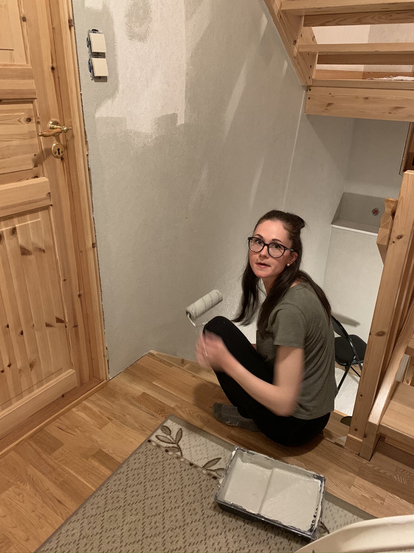 Maling av veggene i trapperommet